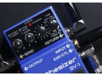 <b>BOSS SY-1 Pedal Sintetizador de Guitarra Elétrica e Baixo</b> <b>BOSS SY-1 Pedal Sintetizador de Guitarra Elétrica e Baixo</b>